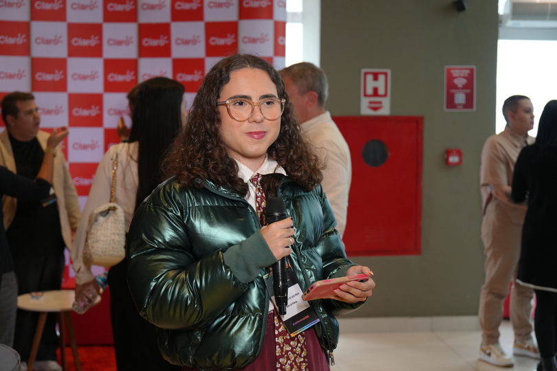 Eduardo Victor apresentando o tapete vermelho para o Prêmio Líderes de Acessibilidade.