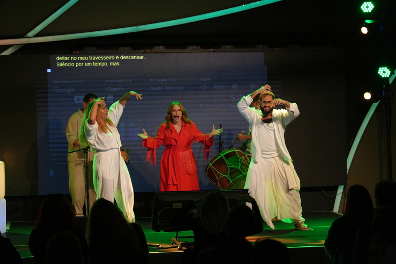 Apresentação de Luiza Caspary durante o evento.