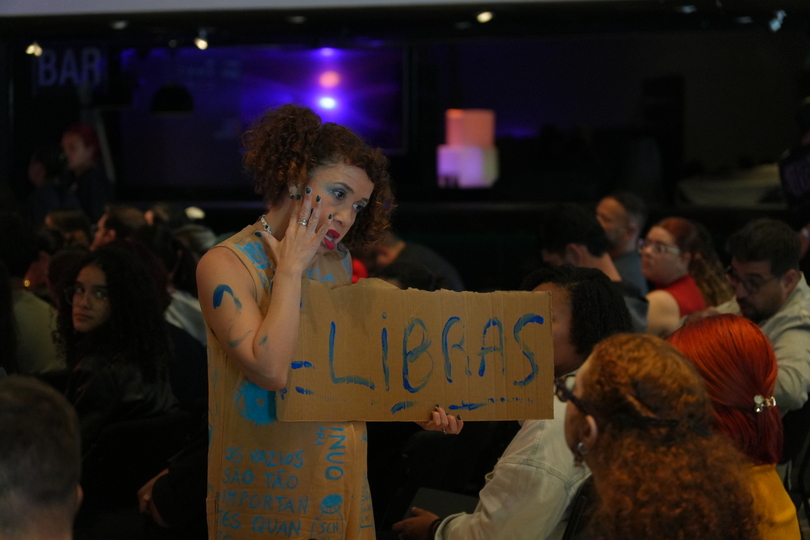 Slam das Manas: poesia apresentada em Libras.