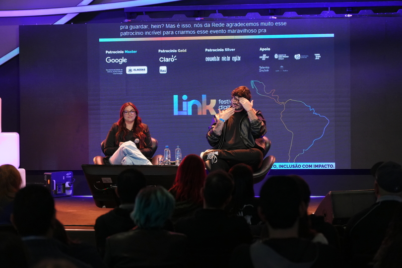 Mestres de cerimônia do Dia 1 do evento: Letícia Fabbri e Beto Castejon.