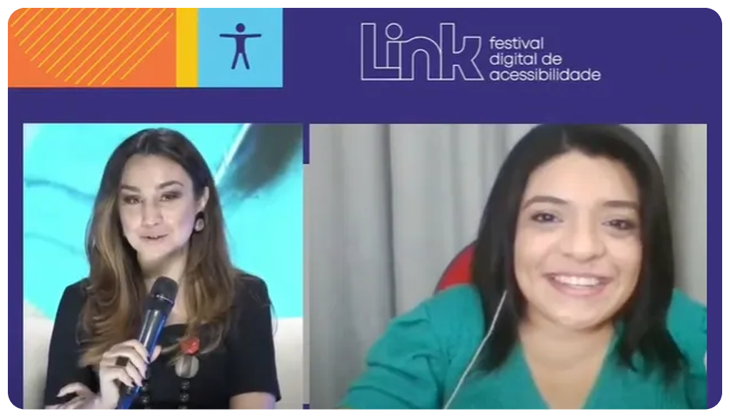 Captura de tela da transmissão do Link 2020. Nela estão a apresentadora Millena Machado e a Influenciadora Digital Pequena Lô. Millena é uma mulher de pele clara, cabelos castanhos na altura do ombro e está vestindo uma blusa preta e um colar com contas pretas, vermelhas e cinzas. Ela segura o microfone com a mão direita e sorri. Pequena Lô está ao seu lado direito da tela. Ela é uma mulher de pele clara  e cabelos escursos na altura do ombro. Vestindo uma blusa verde, ela estyá sentada em uma cadeira vermelha, usa fone de ouvido ao lado direito e sorri. 