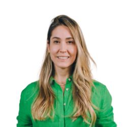 Aline Melosi, mulher branca de cabelos longos loiros e ondulados, sorrindo, vestindo camisa verde, sobre fundo branco