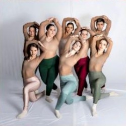 Bailarinas e bailarinos da Cia de Dança Movimentarte posando juntos com os braços erguidos sobre a cabeça, em fundo branco.